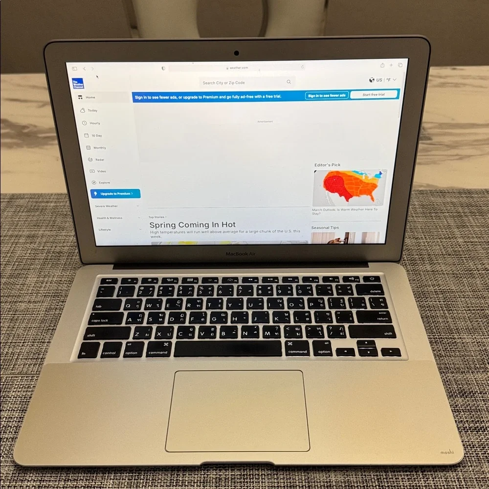 Apple MacBook Air 13” 2014 with a Brand New Laptop Sleeve and a Charger
